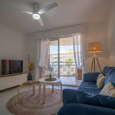 Bright Of 32 M Renovated Near Town Frejus