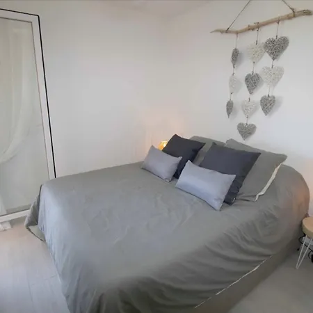 Bright Of 32 M Renovated Near Town Apartment *
